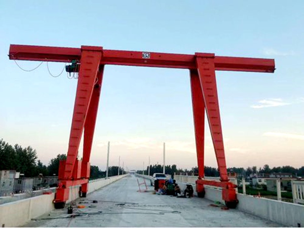 輪胎式起重機與軌道式集裝箱門式起重機的區別